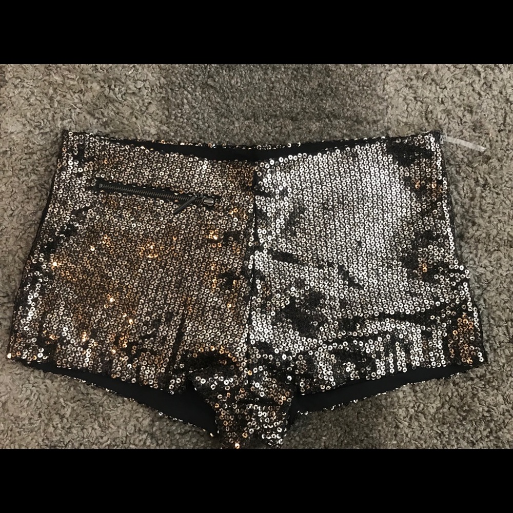 HUNT NO MORE Sequin short